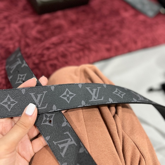 *SOLD* Lv reversible belt - Picture 2 of 2
